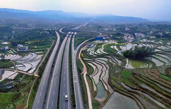成渝地區(qū)環(huán)線合江(渝川界)至納溪段路面、交安
